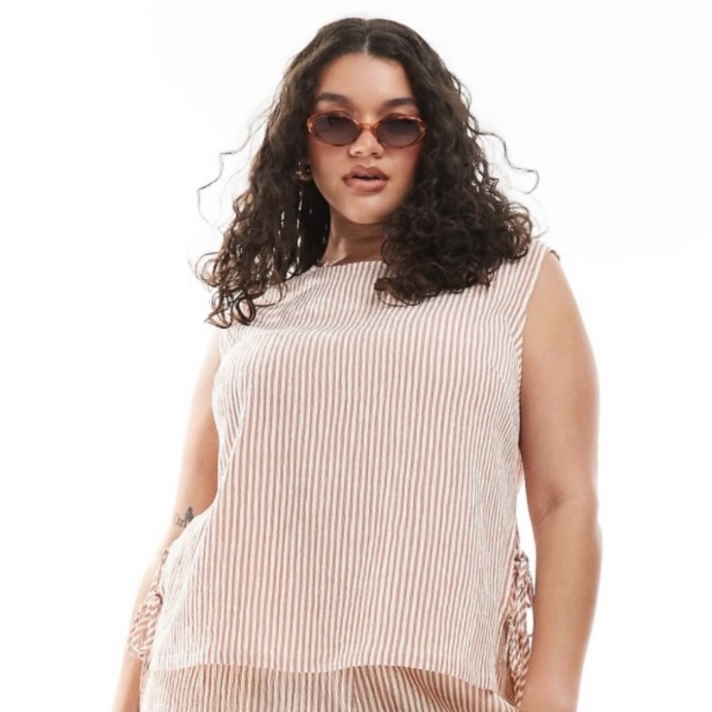 ASOS DESIGN Curve textured tie side shell top in rose stripe size L
